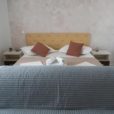 Klarita - Makarska By Guide *