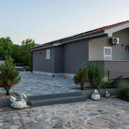 Klarita - Makarska By Guide